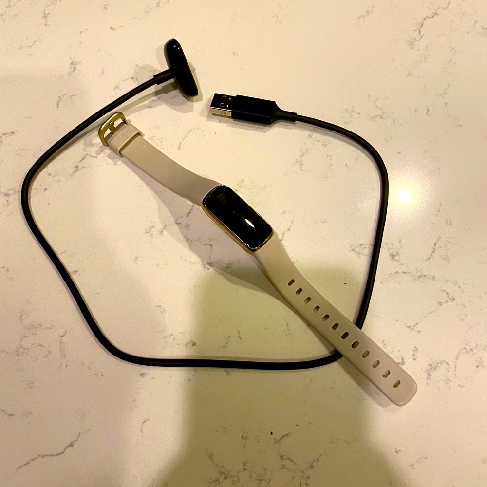 Fitbit Luxe with charger - soft gold